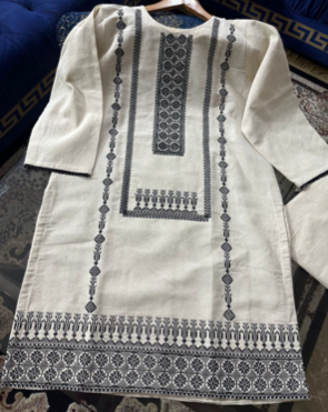 Kurta beige bleu marine