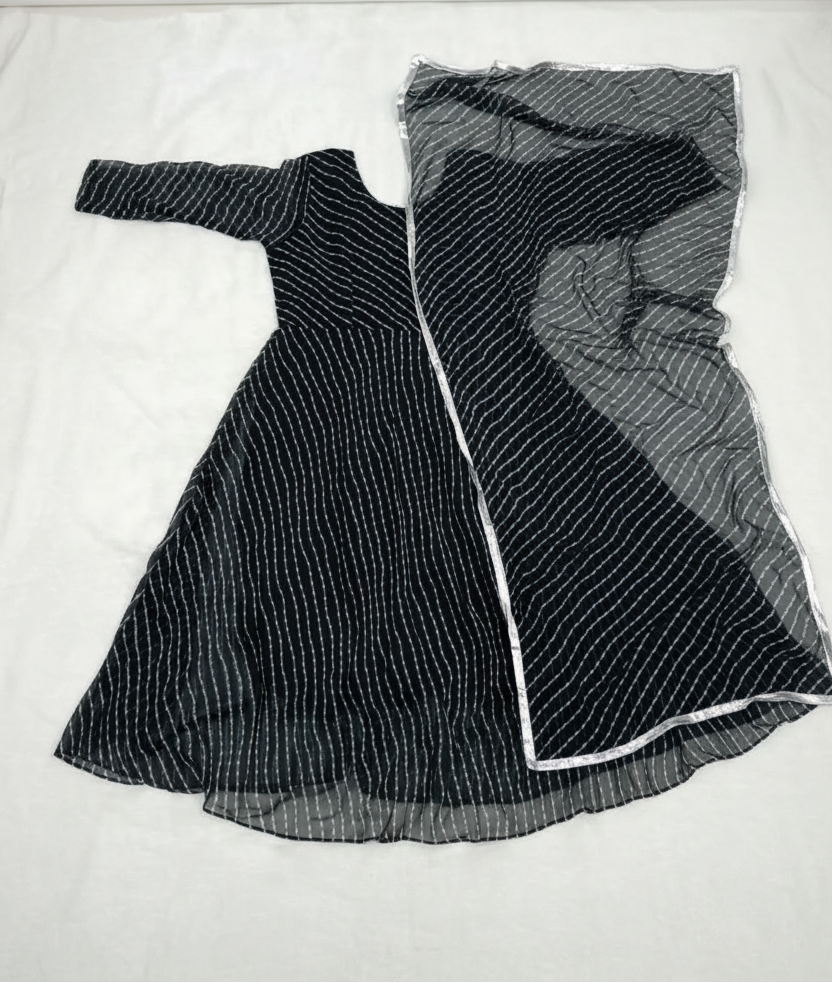 Robe noire avec dupatta