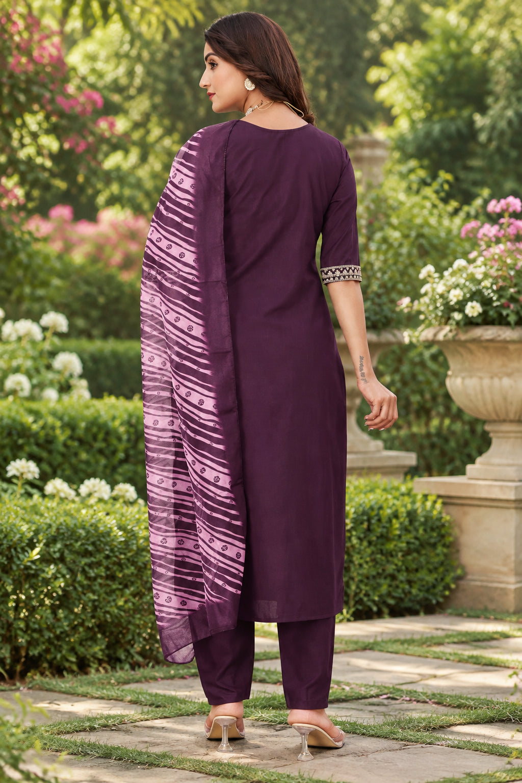Shalwar Kameez Violette avec Dupatta Clair